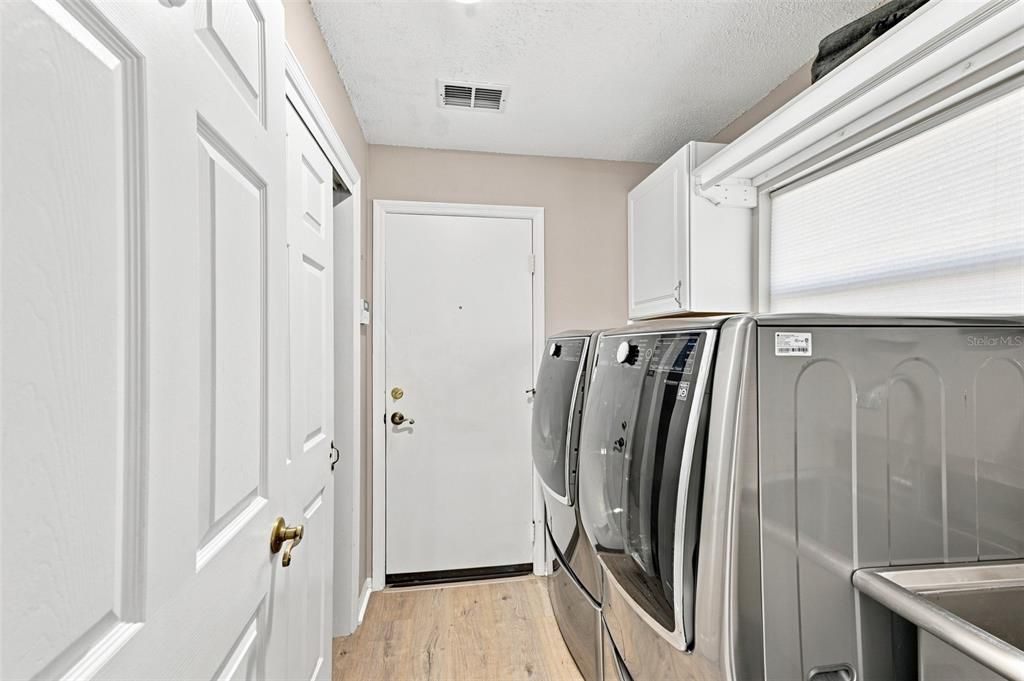 For Sale: $425,000 (2 beds, 2 baths, 2052 Square Feet)