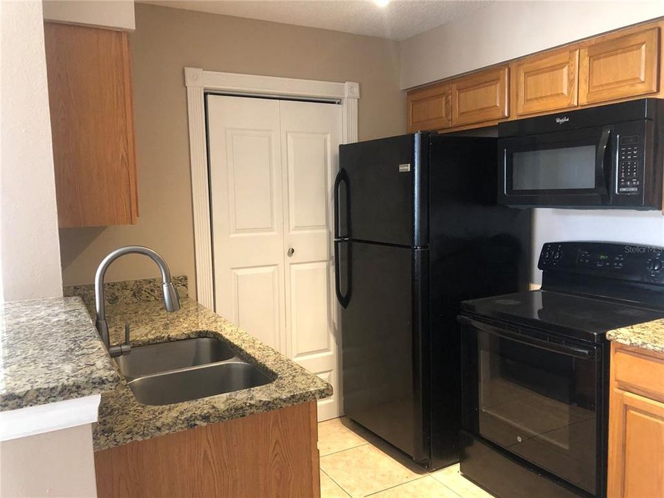 For Rent: $1,300 (1 beds, 1 baths, 627 Square Feet)