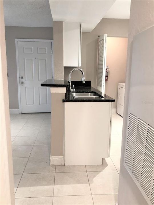 For Rent: $1,300 (1 beds, 1 baths, 627 Square Feet)