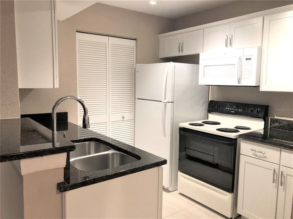 For Rent: $1,300 (1 beds, 1 baths, 627 Square Feet)