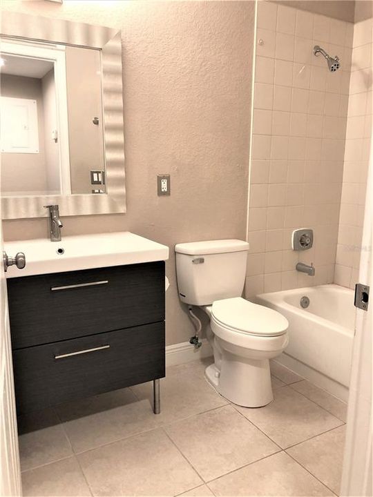 For Rent: $1,300 (1 beds, 1 baths, 627 Square Feet)