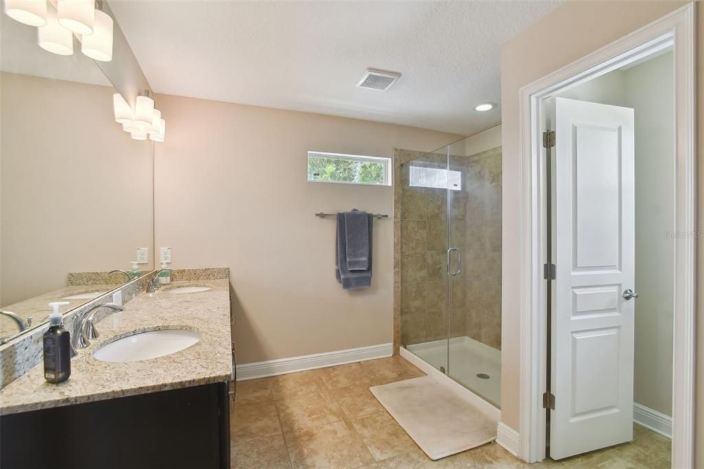 For Rent: $3,600 (4 beds, 2 baths, 1811 Square Feet)