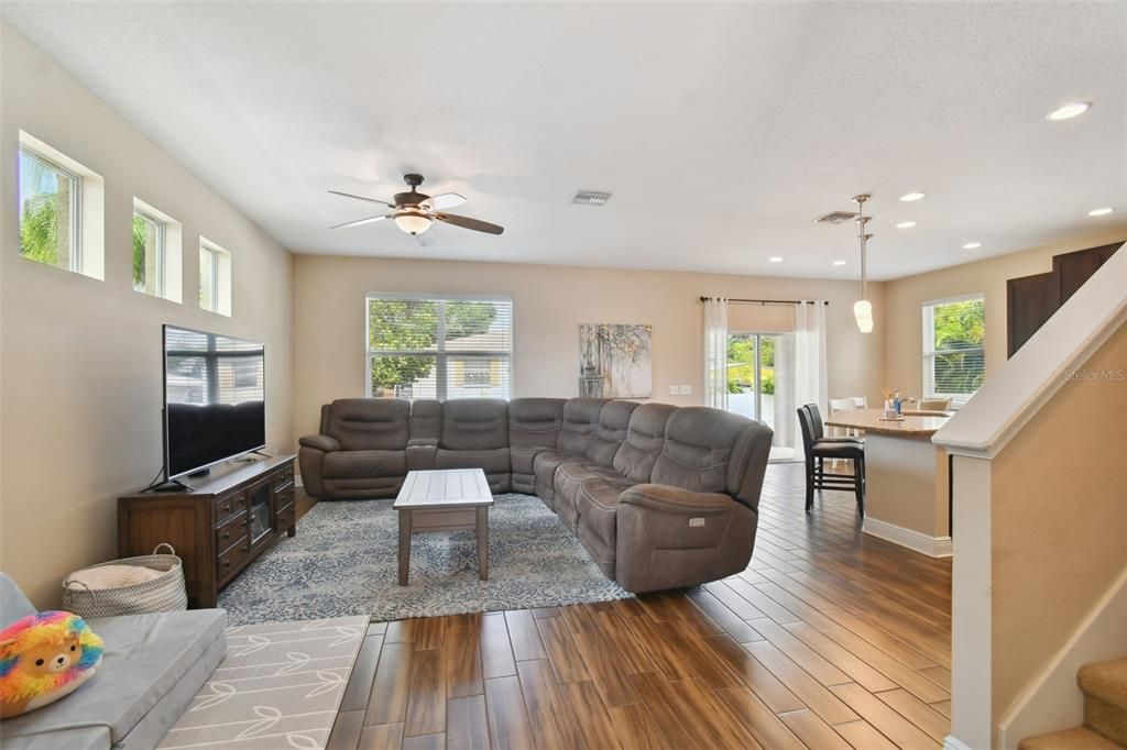 For Rent: $3,600 (4 beds, 2 baths, 1811 Square Feet)
