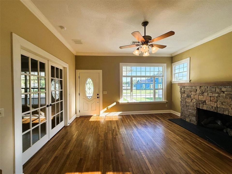For Sale: $379,000 (4 beds, 2 baths, 2011 Square Feet)