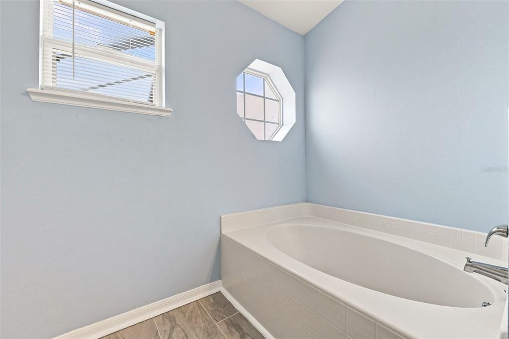 For Sale: $359,000 (3 beds, 2 baths, 1874 Square Feet)