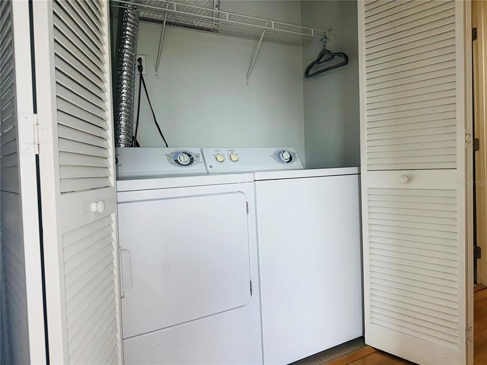 For Rent: $1,300 (2 beds, 1 baths, 830 Square Feet)