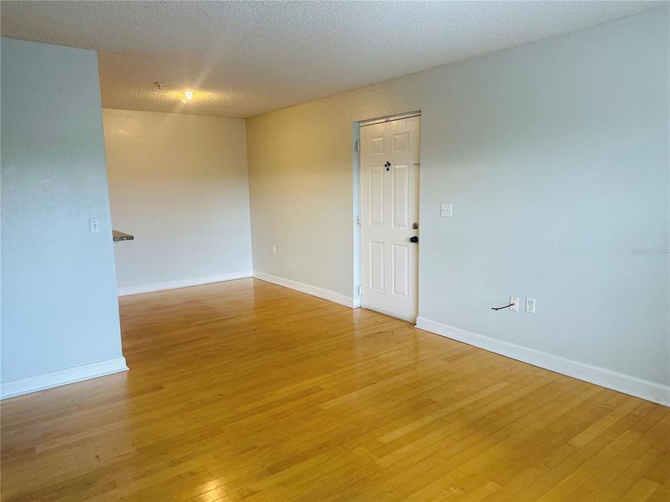 For Rent: $1,300 (2 beds, 1 baths, 830 Square Feet)