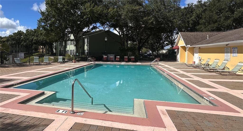For Rent: $1,300 (2 beds, 1 baths, 830 Square Feet)