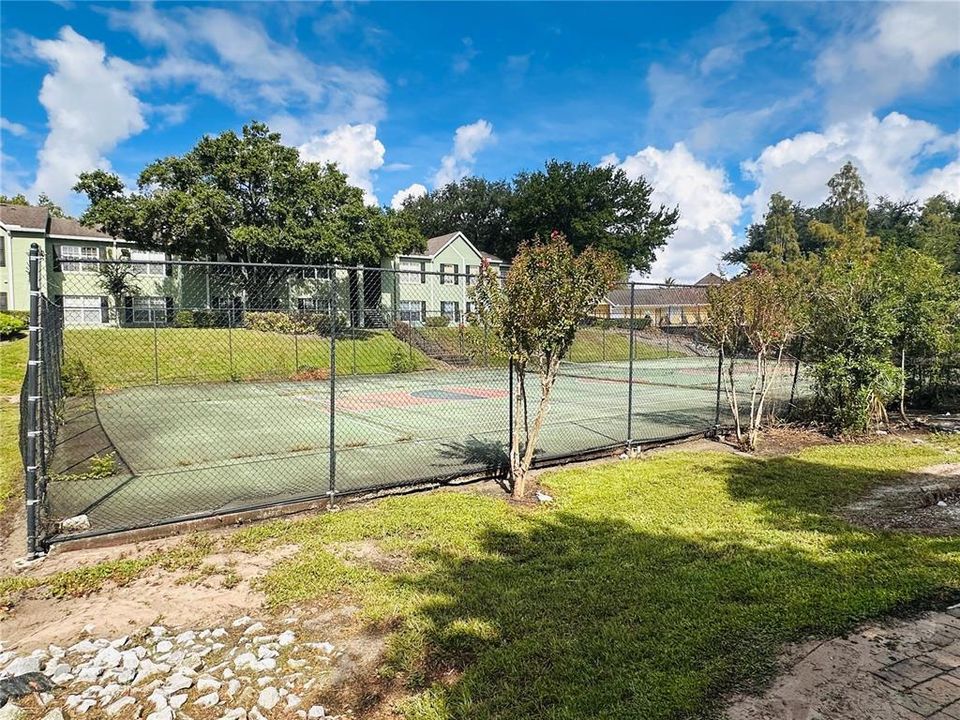 For Rent: $1,300 (2 beds, 1 baths, 830 Square Feet)