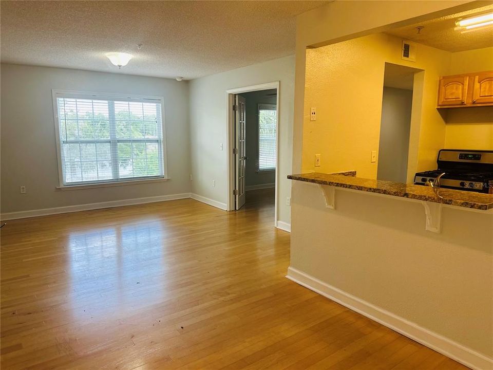For Rent: $1,300 (2 beds, 1 baths, 830 Square Feet)