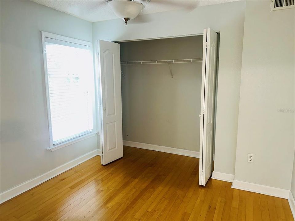 For Rent: $1,300 (2 beds, 1 baths, 830 Square Feet)