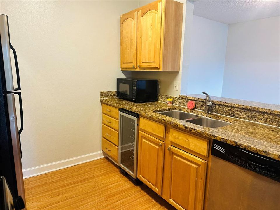 For Rent: $1,300 (2 beds, 1 baths, 830 Square Feet)