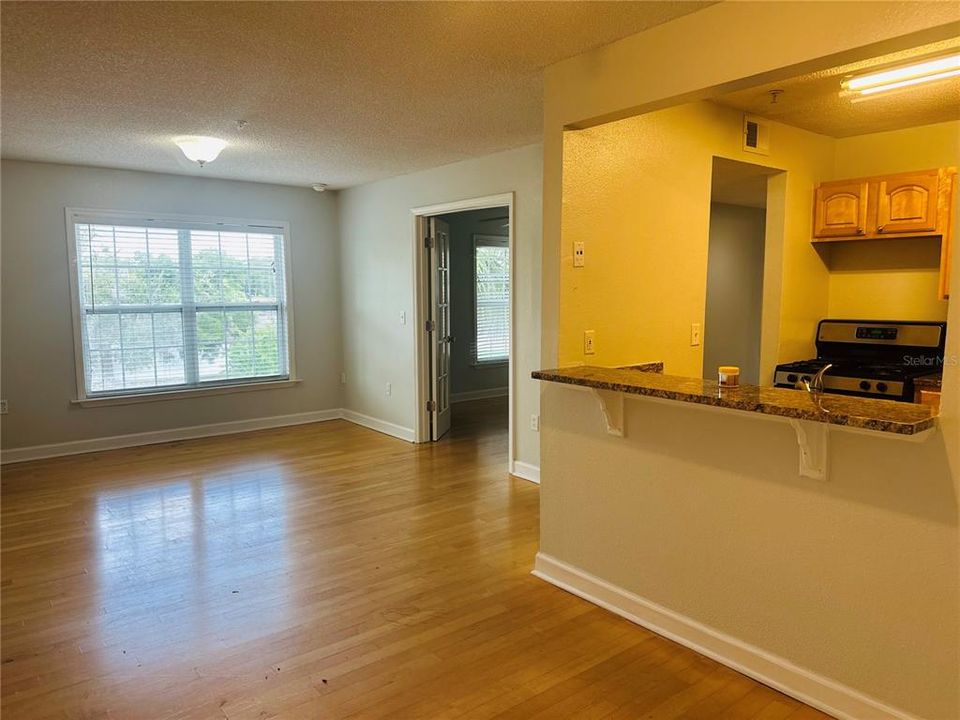 For Rent: $1,300 (2 beds, 1 baths, 830 Square Feet)