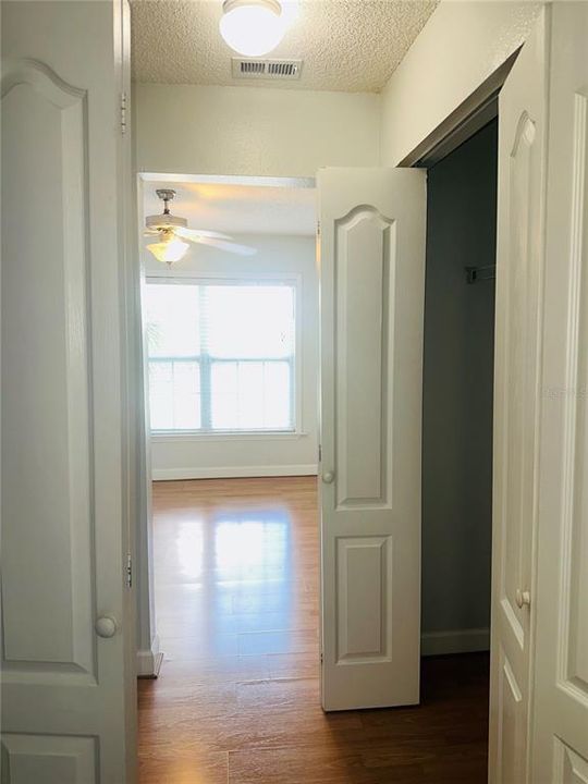 For Rent: $1,300 (2 beds, 1 baths, 830 Square Feet)