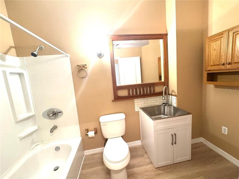 For Rent: $950 (1 beds, 1 baths, 800 Square Feet)