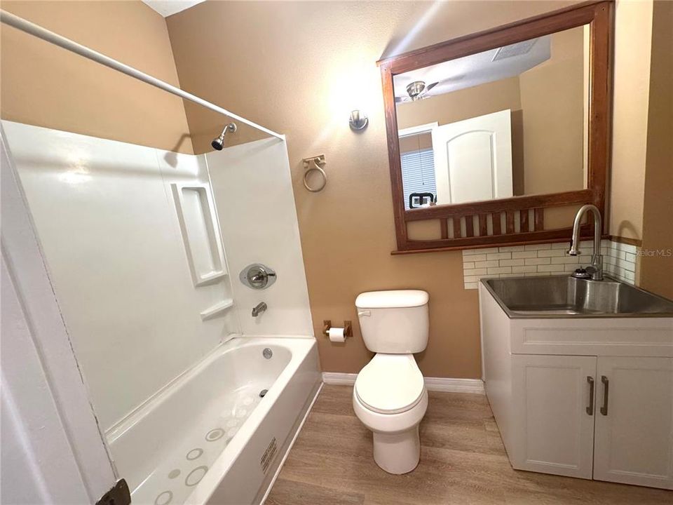 For Rent: $950 (1 beds, 1 baths, 800 Square Feet)