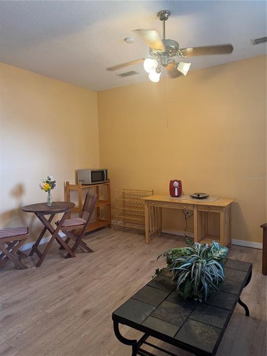 For Rent: $950 (1 beds, 1 baths, 800 Square Feet)
