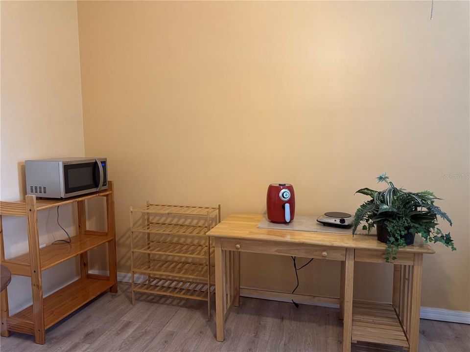 For Rent: $950 (1 beds, 1 baths, 800 Square Feet)