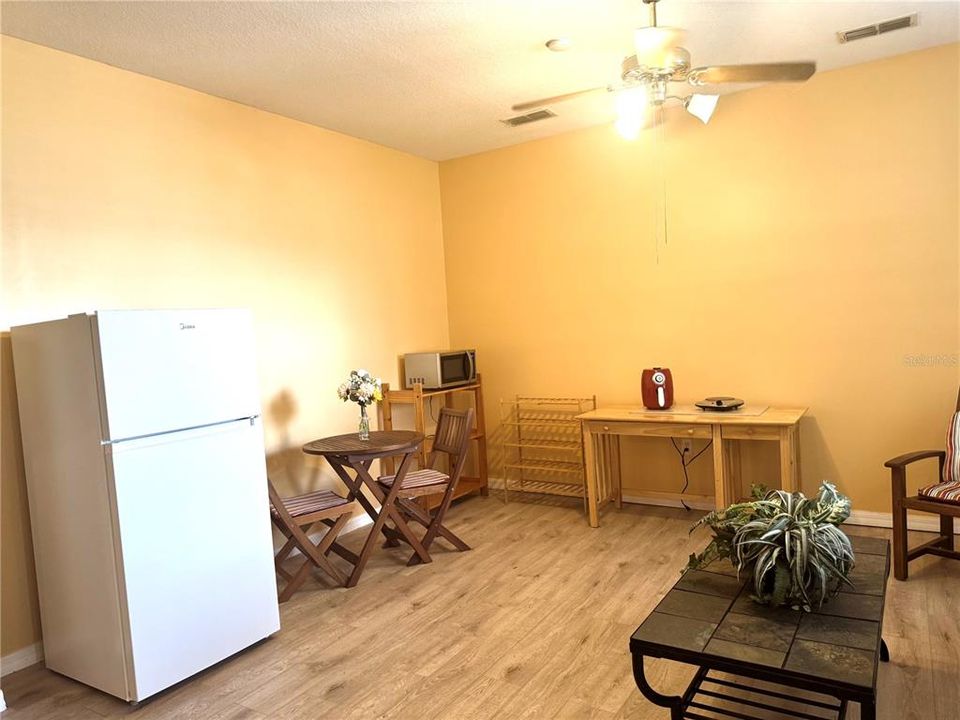 For Rent: $950 (1 beds, 1 baths, 800 Square Feet)