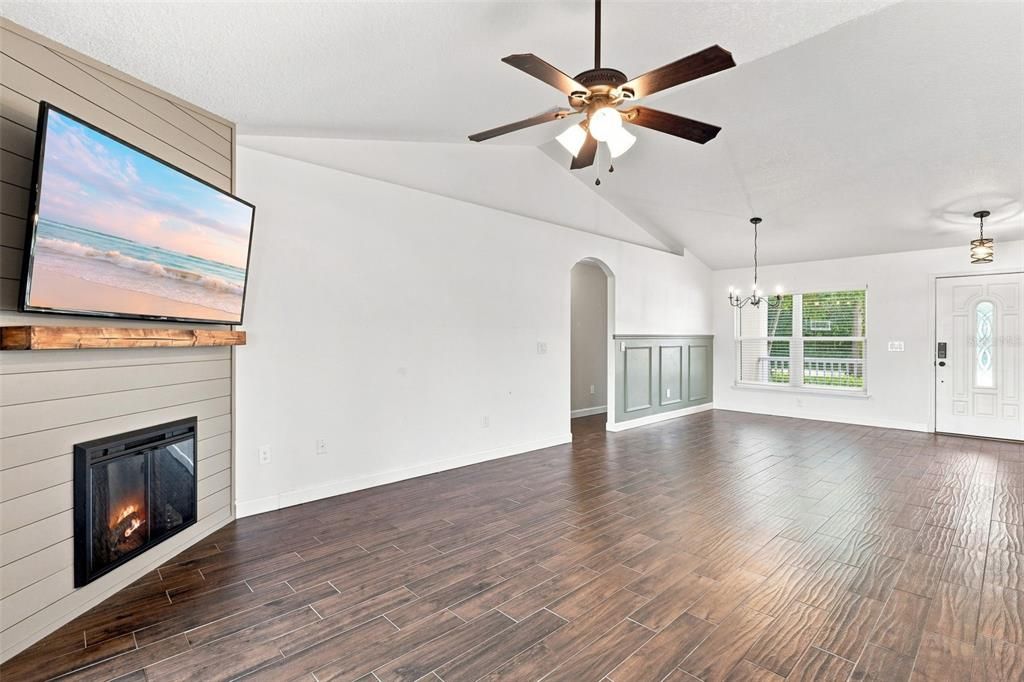 For Sale: $390,000 (3 beds, 2 baths, 1688 Square Feet)