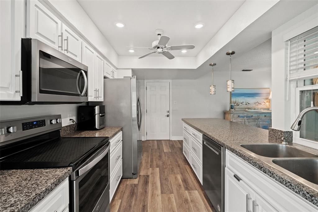 Active With Contract: $345,000 (2 beds, 2 baths, 1674 Square Feet)