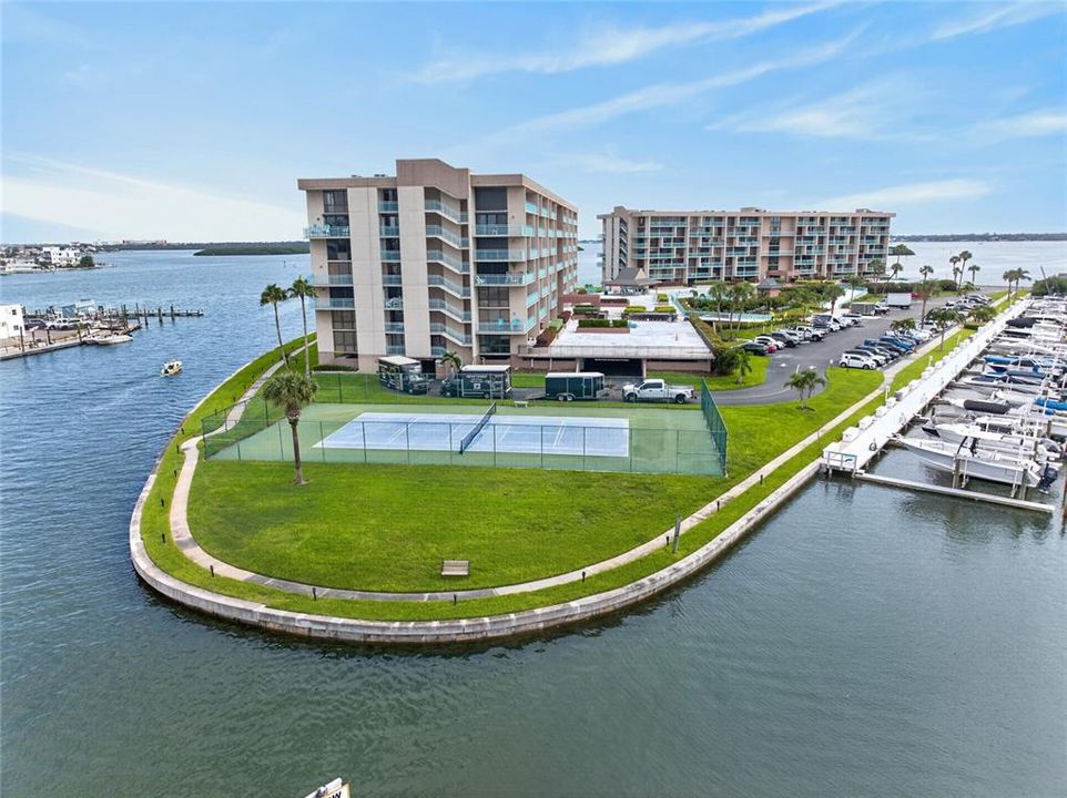 For Sale: $399,000 (2 beds, 2 baths, 1175 Square Feet)