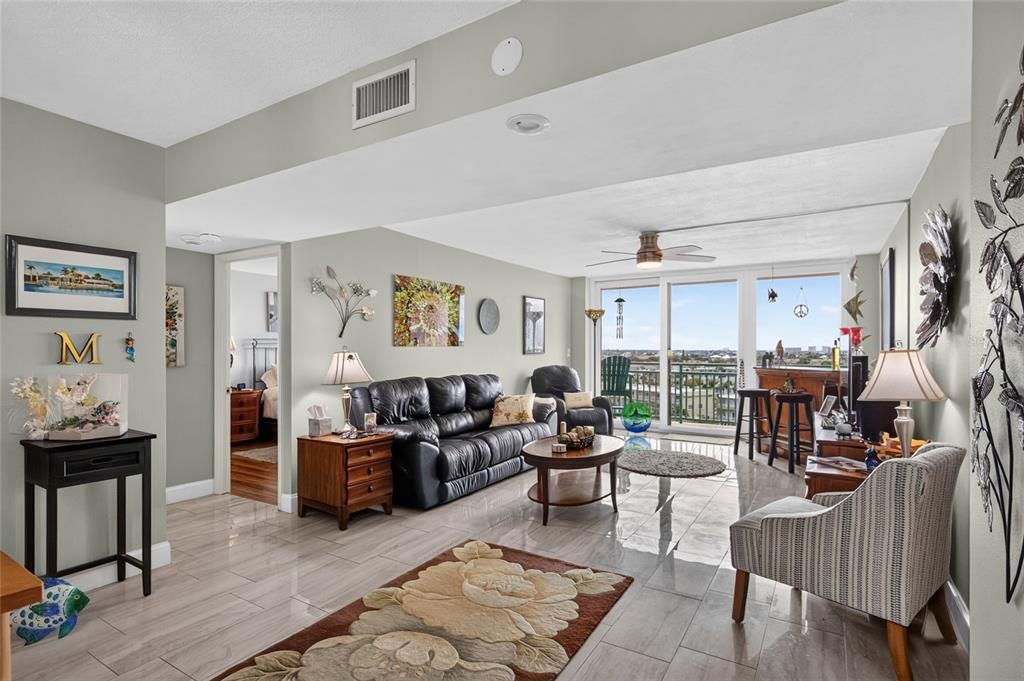 For Sale: $399,000 (2 beds, 2 baths, 1175 Square Feet)