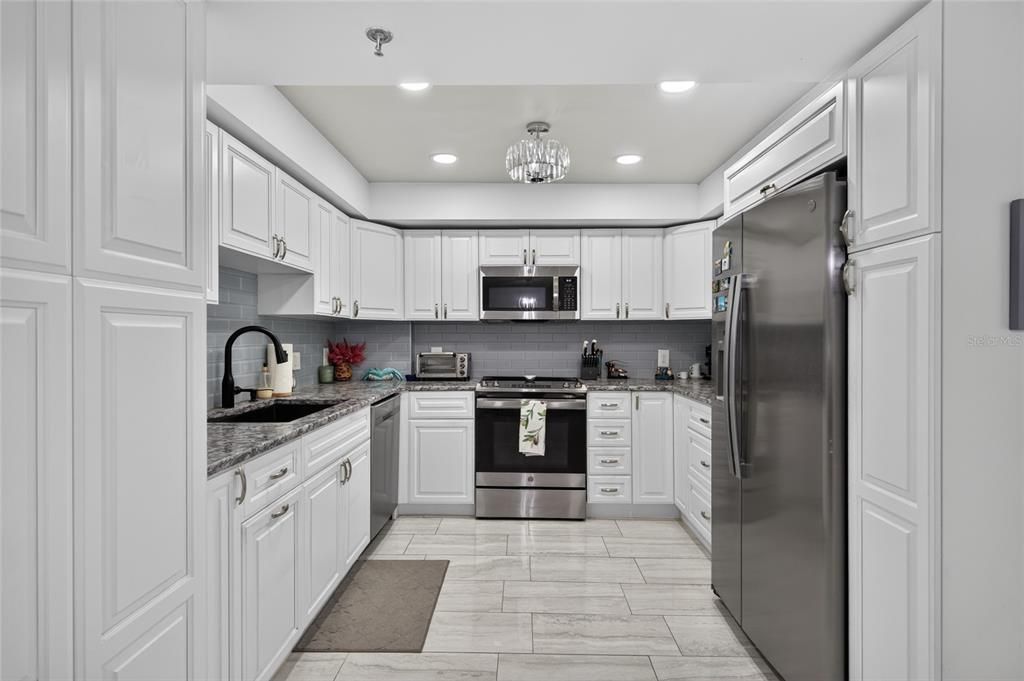 For Sale: $399,000 (2 beds, 2 baths, 1175 Square Feet)