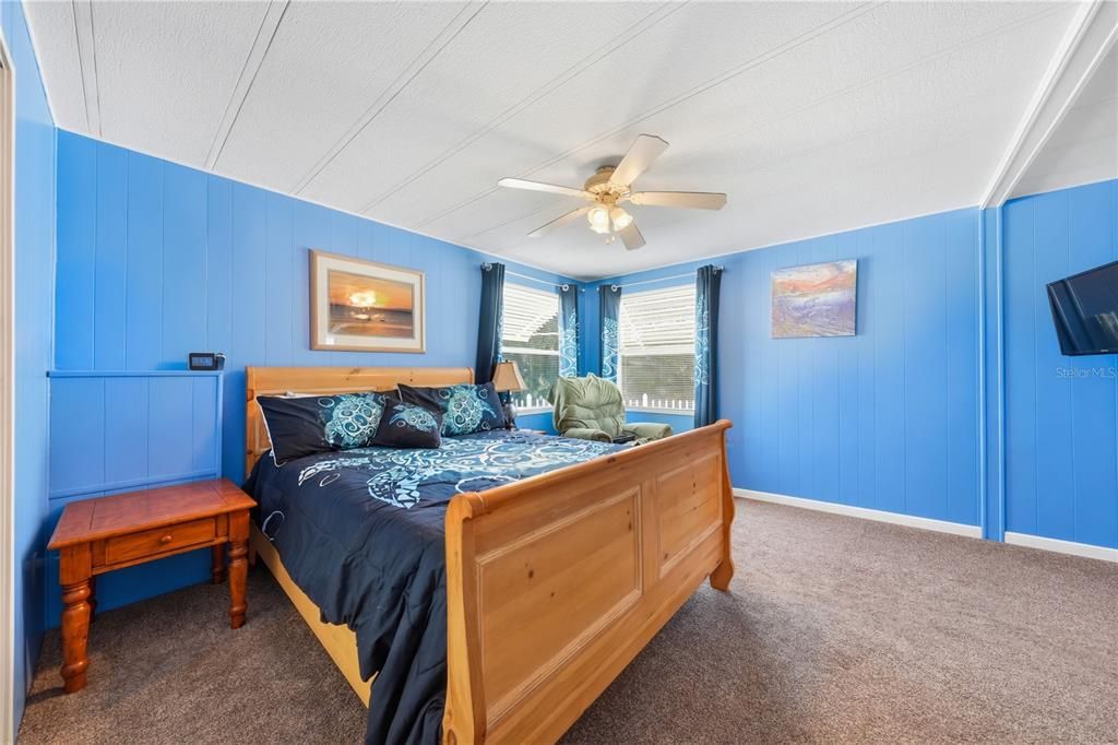 For Sale: $189,999 (2 beds, 2 baths, 1056 Square Feet)