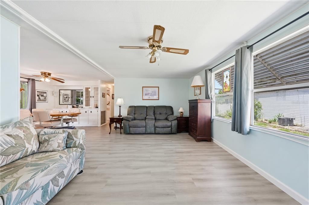 For Sale: $189,999 (2 beds, 2 baths, 1056 Square Feet)