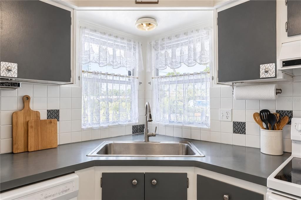 For Sale: $189,999 (2 beds, 2 baths, 1056 Square Feet)