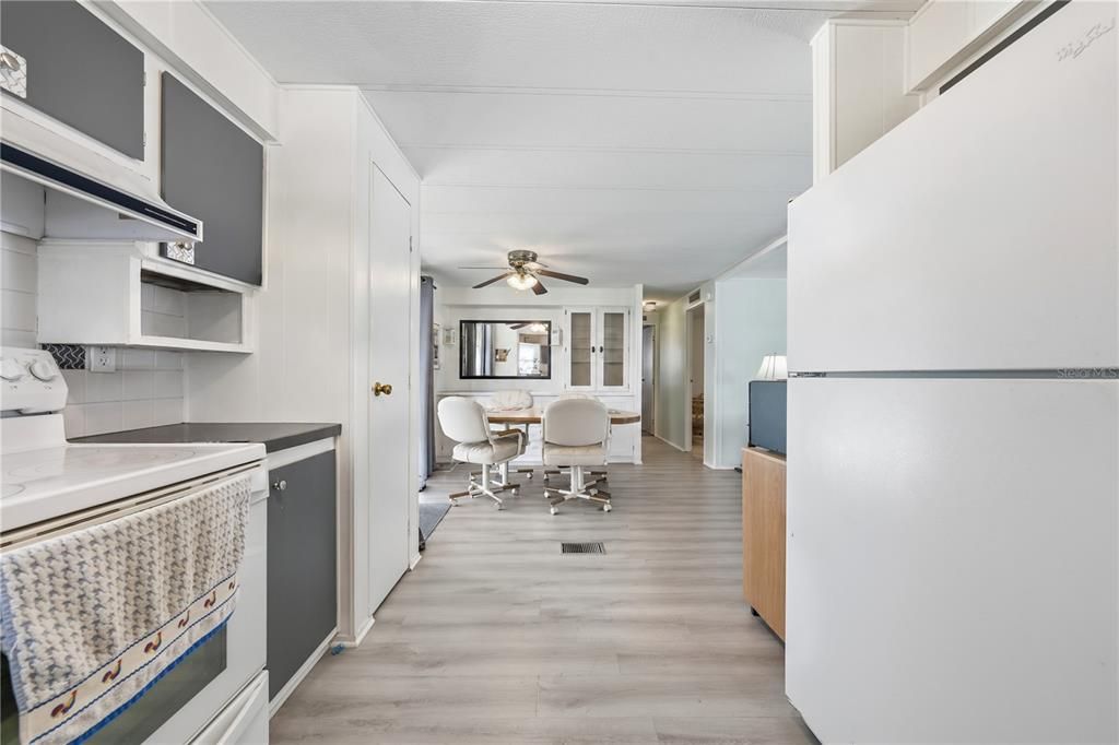 For Sale: $189,999 (2 beds, 2 baths, 1056 Square Feet)