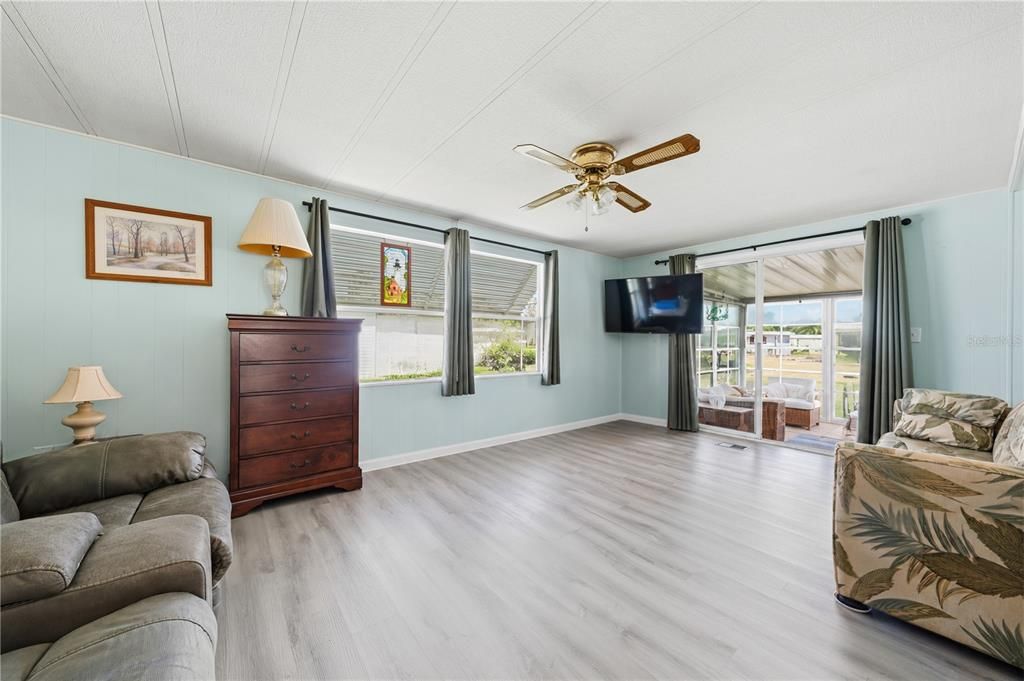 For Sale: $189,999 (2 beds, 2 baths, 1056 Square Feet)