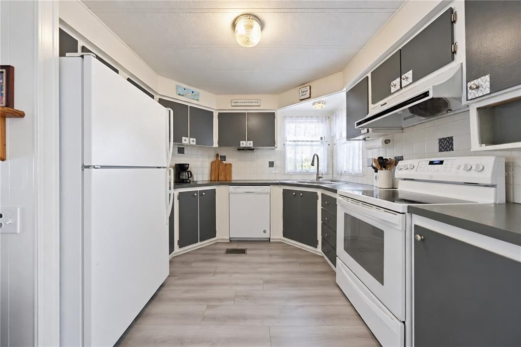 For Sale: $189,999 (2 beds, 2 baths, 1056 Square Feet)