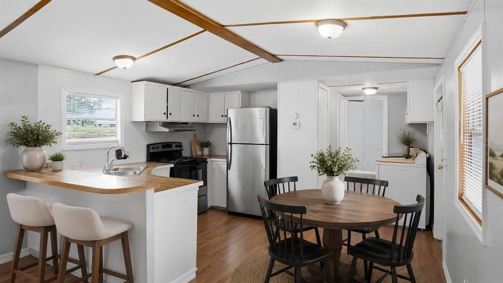 For Sale: $149,990 (2 beds, 2 baths, 728 Square Feet)