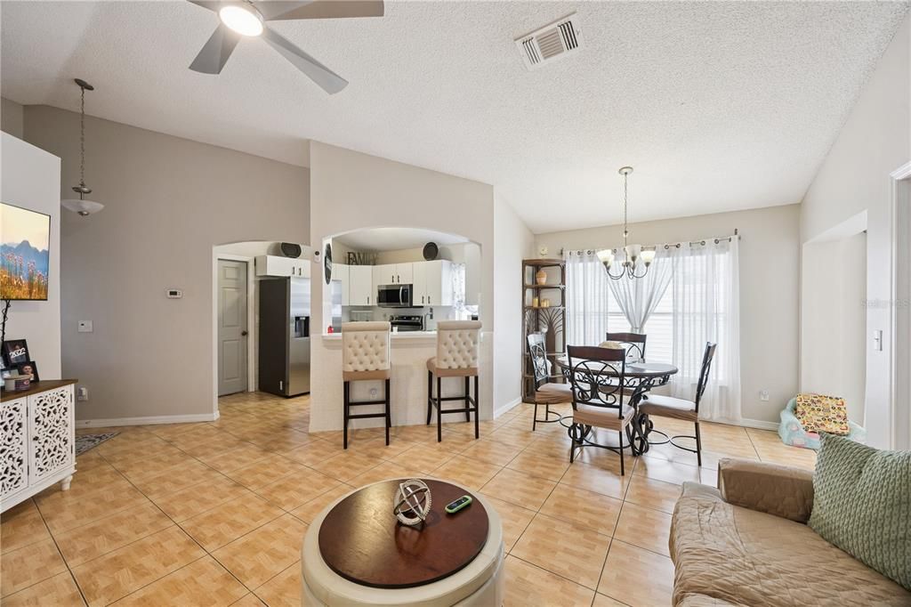 For Sale: $325,000 (3 beds, 2 baths, 1152 Square Feet)