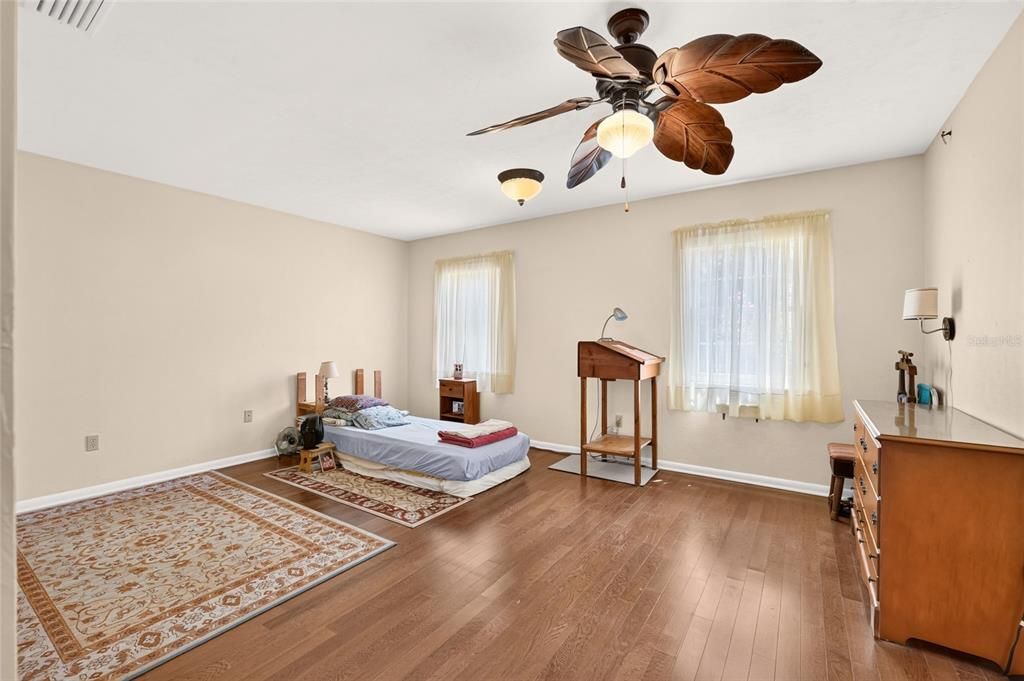 En Venta: $419,900 (4 camas, 2 baños, 2176 Pies cuadrados)