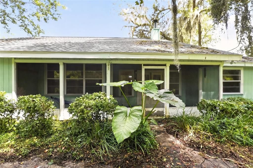 For Sale: $330,000 (3 beds, 2 baths, 1942 Square Feet)