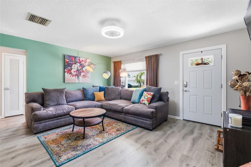 En Venta: $329,900 (2 camas, 2 baños, 1103 Pies cuadrados)