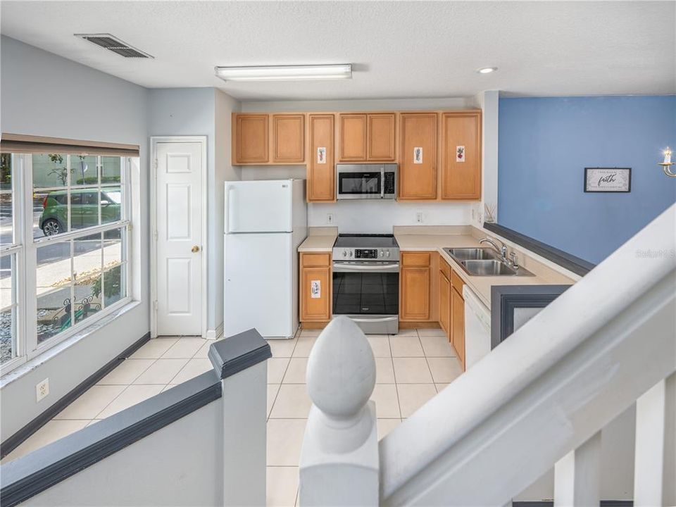 For Sale: $215,000 (2 beds, 2 baths, 1095 Square Feet)