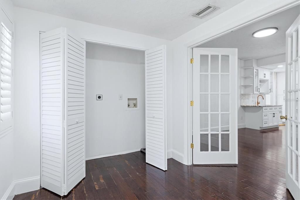 For Sale: $369,000 (2 beds, 2 baths, 1002 Square Feet)