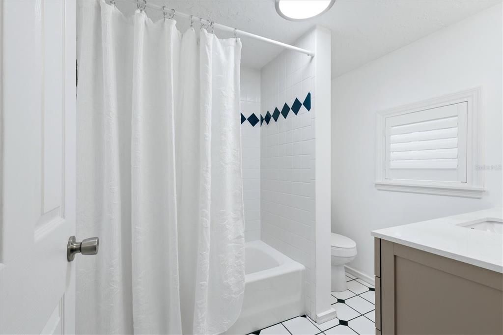For Sale: $369,000 (2 beds, 2 baths, 1002 Square Feet)