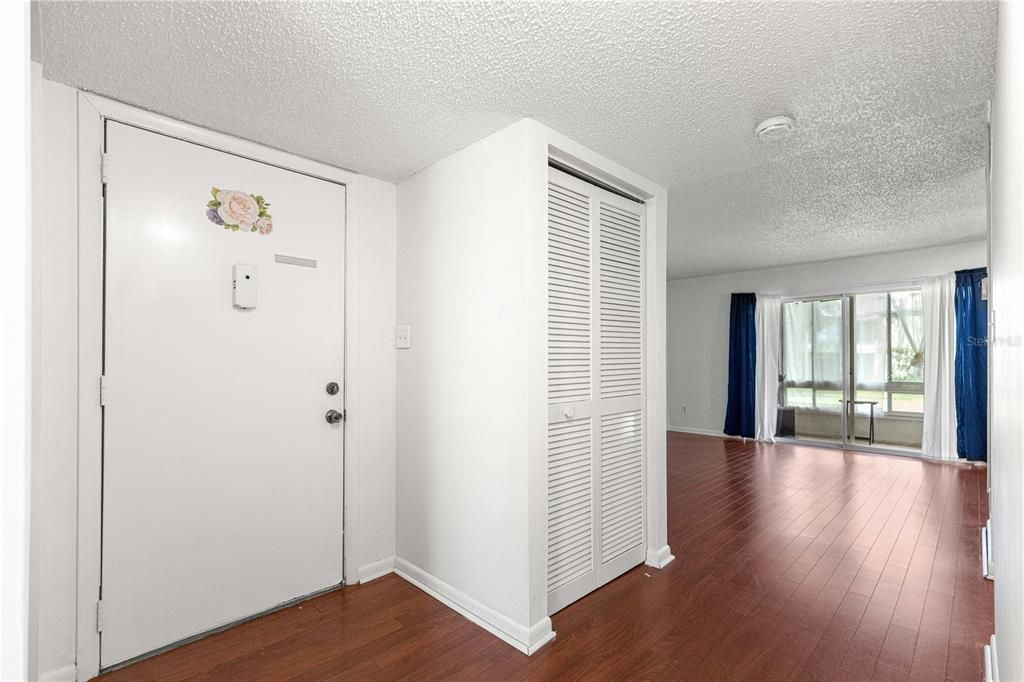 For Sale: $94,900 (1 beds, 1 baths, 764 Square Feet)