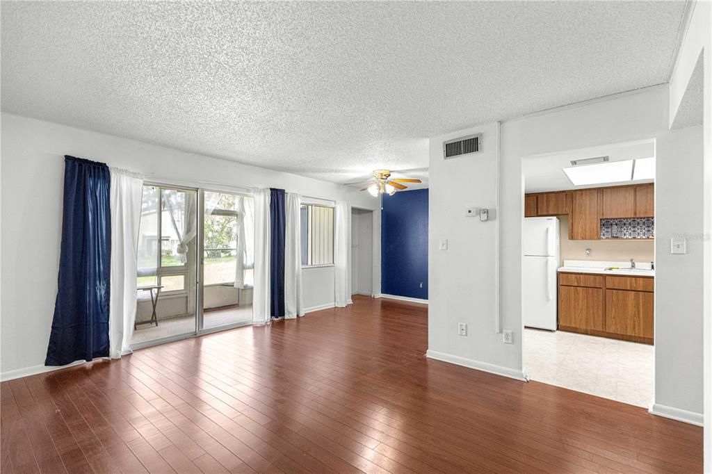 For Sale: $94,900 (1 beds, 1 baths, 764 Square Feet)