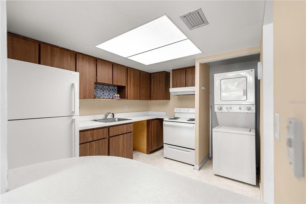 For Sale: $94,900 (1 beds, 1 baths, 764 Square Feet)