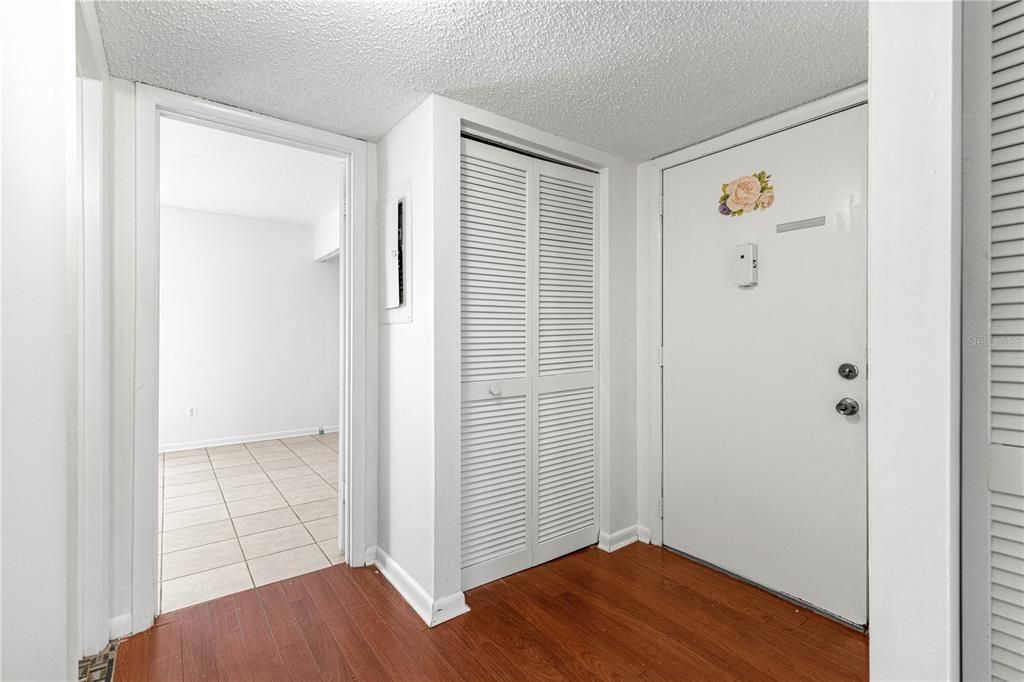 For Sale: $94,900 (1 beds, 1 baths, 764 Square Feet)