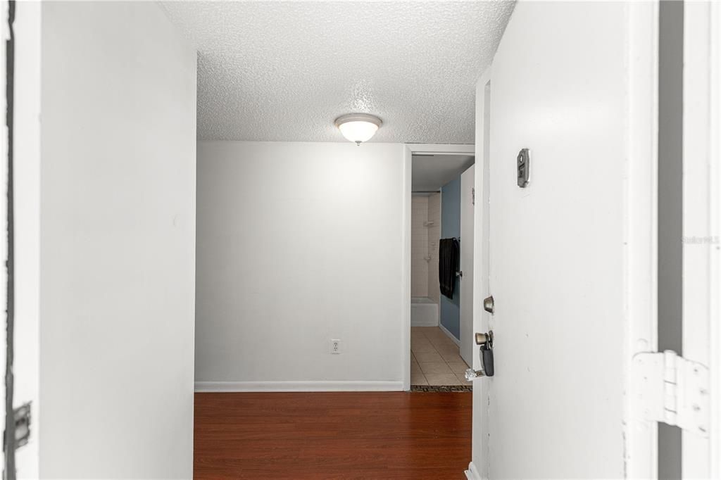 For Sale: $94,900 (1 beds, 1 baths, 764 Square Feet)