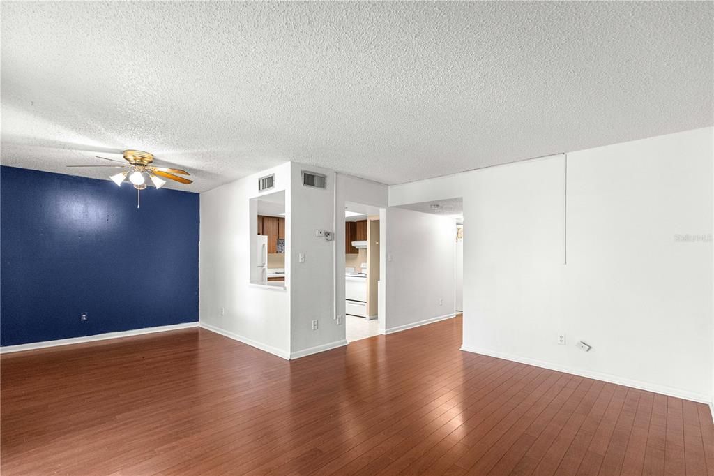 For Sale: $94,900 (1 beds, 1 baths, 764 Square Feet)
