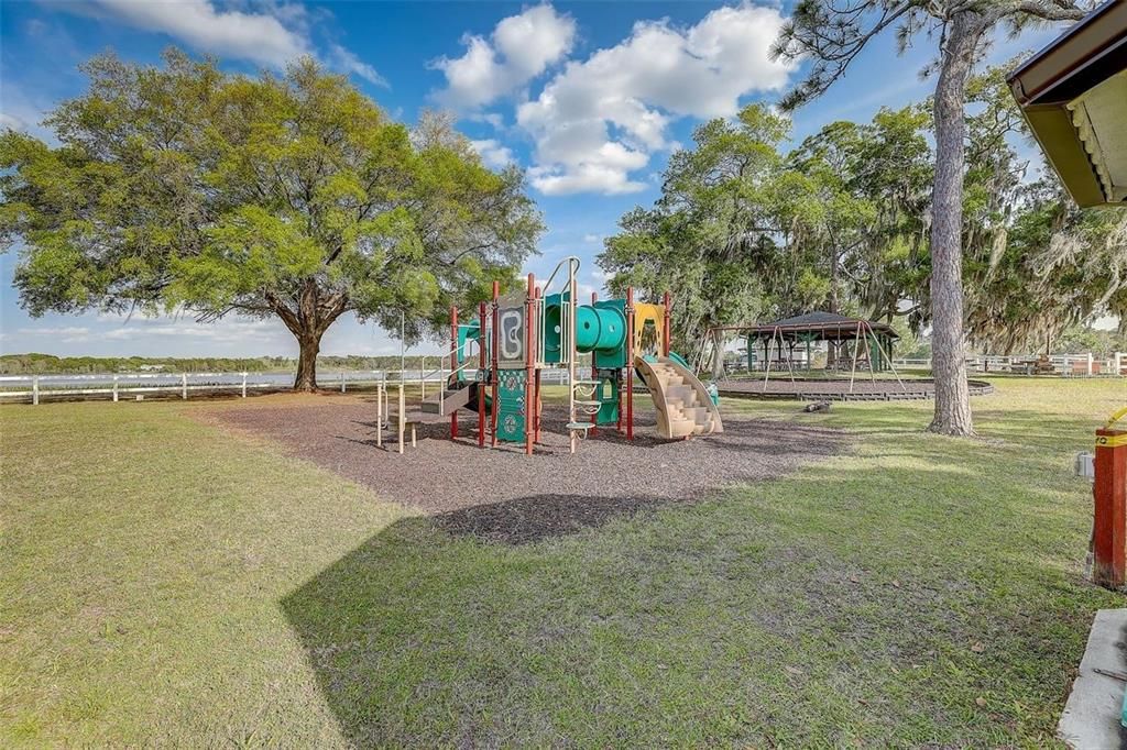 待售: $475,000 (5.54 acres)