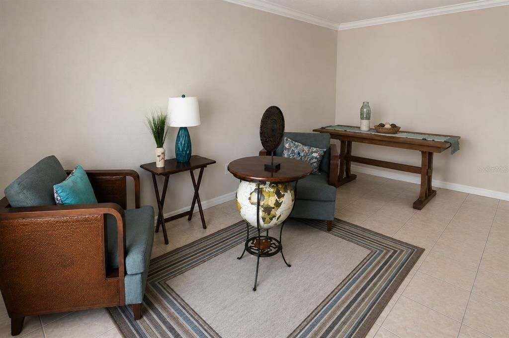 For Rent: $1,700 (2 beds, 1 baths, 990 Square Feet)